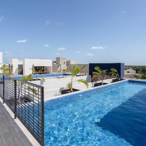 2BD with Rooftop Pool near Beach