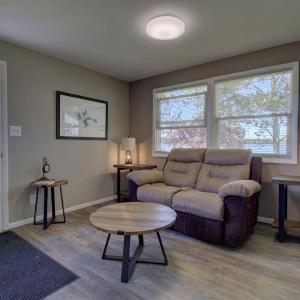 Bass Cabin at Spitzer Lake and Waterfront Views