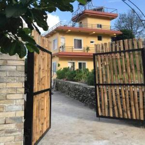Mone's Mountain View Hotel