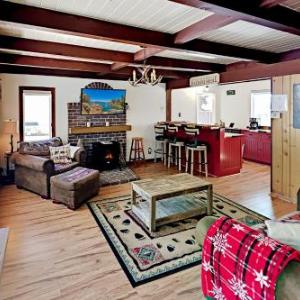 New Listing! Alpine Bungalow With Private Hot Tub Cabin