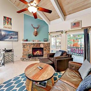 New Listing! Stylish 3-Story Condo Near Ski Resorts Condo