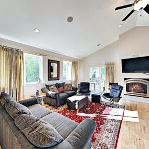 New Listing! Mountain-View Eden W/ Spacious Balcony Home