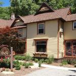 Twin Oaks Inn