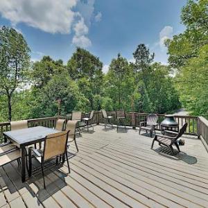 New Listing! Smoky Mountain Bungalow With Large Deck Cabin