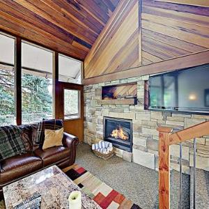 New Listing! Ski Basecamp With Hot Tub Walk To Lift Townhouse