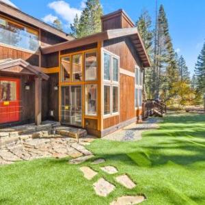 New Listing! Sugar Bear Lodge With Hot Tub Home