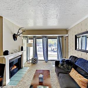 New Listing! Cozy Getaway With Hot Tub Near Slopes Condo