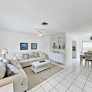 New Listing! Updated Beach Condo With Sparkling Pool Condo